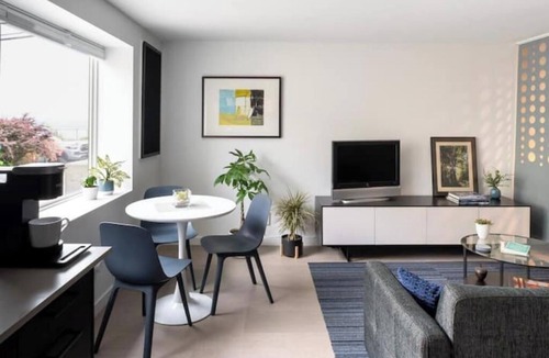 Southeast Magnolia Apartment | Marvelous apartment with AC in vibrant Seattle