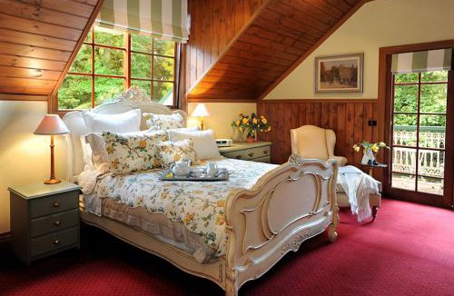 Mount Dandenong Bed & Breakfast | Mary Cards Coach House
