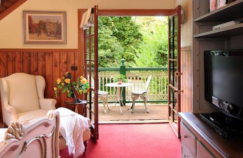 Mount Dandenong Bed & Breakfast | Mary Cards Coach House