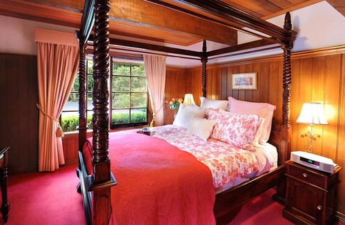 Mount Dandenong Bed & Breakfast | Mary Cards Coach House