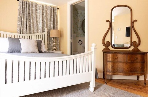 New Hampton House | Mary Mills Room