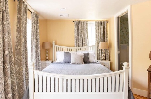 New Hampton House | Mary Mills Room