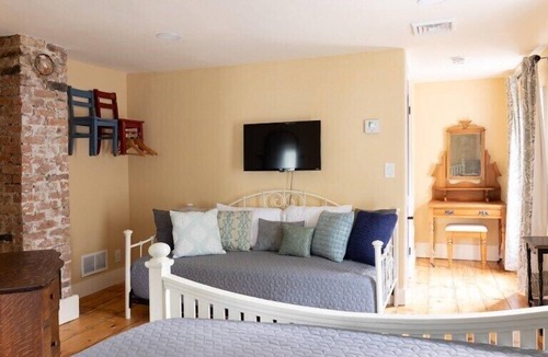 New Hampton House | Mary Mills Room