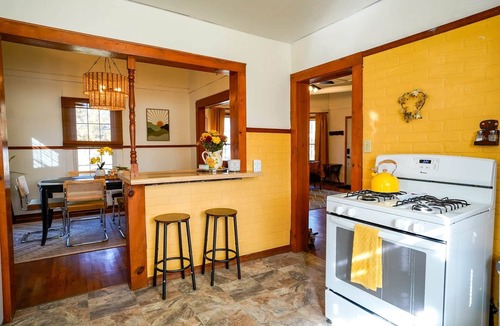 Iola House | Mary's Place - 4bdrm/2bathroom