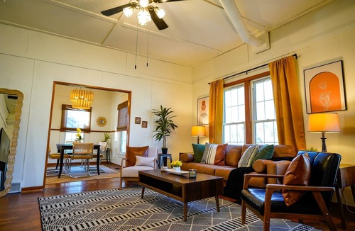 Iola House | Mary's Place - 4bdrm/2bathroom