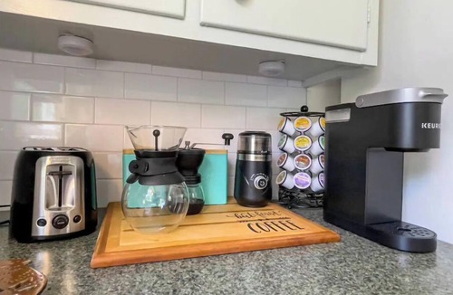 Warrenton Cottage | Mary's Place ❤ Bright 3BR with deck/private yard