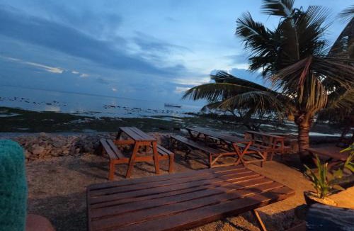 Moyo House | Maryan Moyo Bungalows & Resto