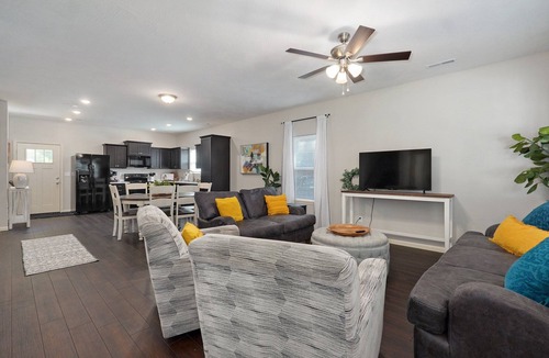 Springfield House | Maryland St. House 4 Bedroom near Missouri State University & Mercy Hospital.