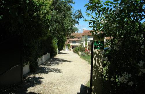 Saint-Etienne-du-Gres Bed & Breakfast | Mas Calbret
