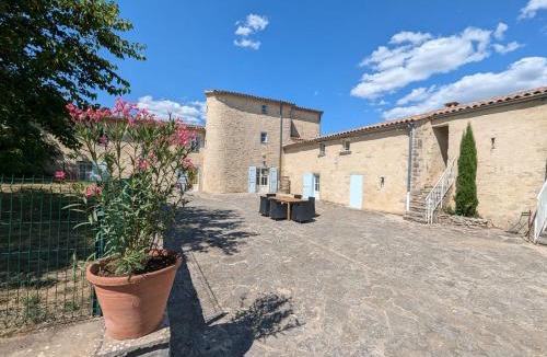 Ferrieres-les-Verreries Hotel | Mas De Baumes