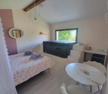 Pranles Bed & Breakfast | Mas de Bouilhac 1 Gite, 1 Chambre Insolite, 1 Chambre Romantique