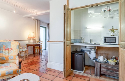 Violes Apartment | Mas de Bouvau: Room 1 Ficus, Kitchenette, Wi-Fi and Air Conditioning