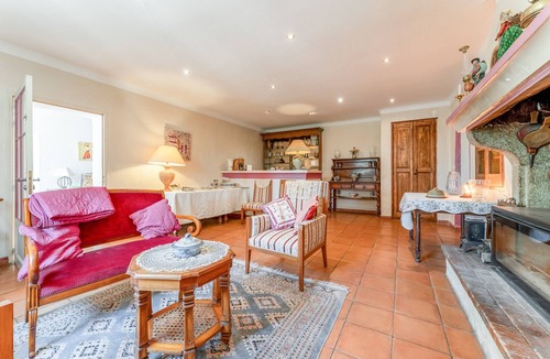 Violes Apartment | Mas de Bouvau: Room 1 Ficus, Kitchenette, Wi-Fi and Air Conditioning