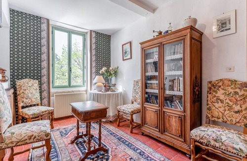 Violes Apartment | Mas de Bouvau: Room 1 Ficus, Kitchenette, Wi-Fi and Air Conditioning