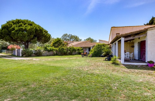 Saintes-Maries-de-la-Mer House | 'Mas Des Cypres - Mazet 5' with Private Terrace, Shared Garden and Wi-Fi
