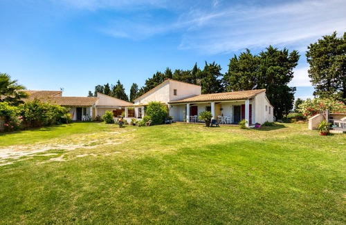 Saintes-Maries-de-la-Mer House | 'Mas Des Cypres - Mazet 5' with Private Terrace, Shared Garden and Wi-Fi