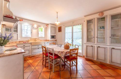 Saint-Etienne-du-Gres Villa | Mas de la Tourrache