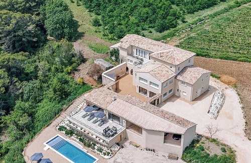 Saint-Christol-de-Rodieres Villa | Mas Provençal Entre Vignes et Bois, un Écrin de Tranquilité