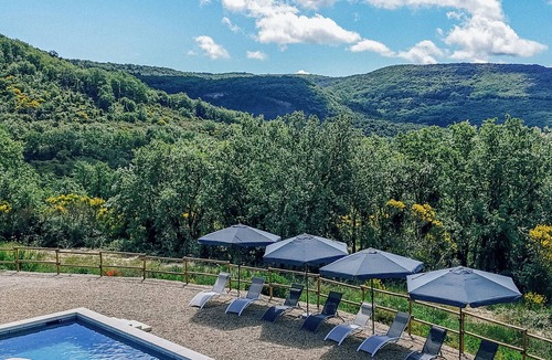 Saint-Christol-de-Rodieres Villa | Mas Provençal Entre Vignes et Bois, un Écrin de Tranquilité