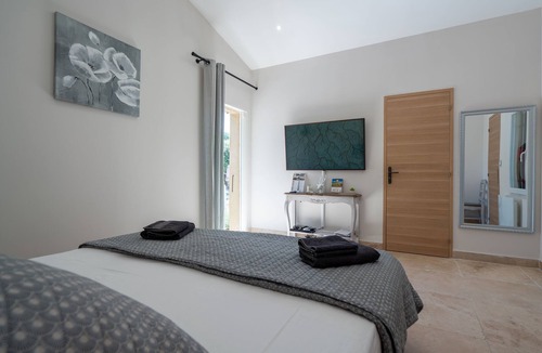 Lourmarin Bed & Breakfast | Mas La Cheneraie