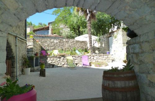Brujas Bed & Breakfast | Mas les Dolmens Chambres et table d'hôtes