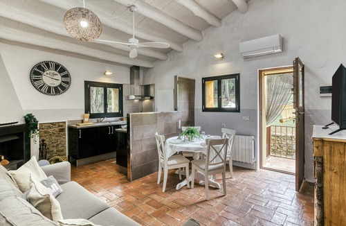 Pedrinya House | Mas Tarres La Olivera: Pool, Rural Retreat, Garden, Wifi, Girona Costa Brava