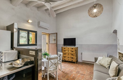 Pedrinya House | Mas Tarres La Olivera: Pool, Rural Retreat, Garden, Wifi, Girona Costa Brava