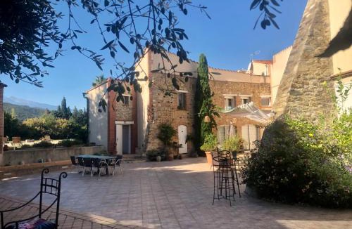 Saint-Michel-de-Llotes Bed & Breakfast | "MAS TRAMONTANE" chambres d'hôtes, studio, ancien mas agricole dans parc arboré, piscine et sa vue face au Canigou