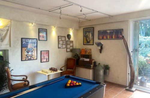 Saint-Michel-de-Llotes Bed & Breakfast | "MAS TRAMONTANE" chambres d'hôtes, studio, ancien mas agricole dans parc arboré, piscine et sa vue face au Canigou