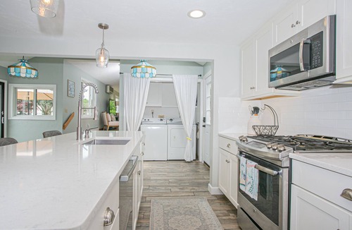Bourne House | Mashnee: Beach Steps, Spacious Yard
