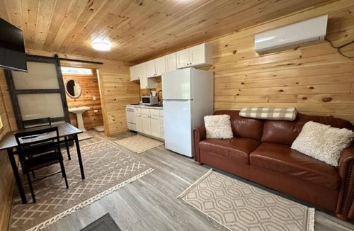 Woodbine Cabin | Mason Hollow Hideaway Cozy cabin with WiFi and AC in peaceful Whitley County KY