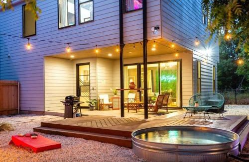 Govalle House | Massive 10BR Compound - 6 Min to Downtown Austin