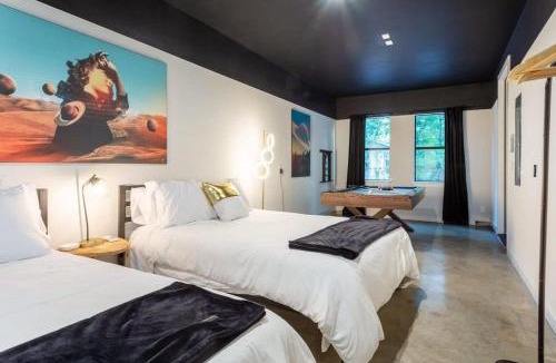 Govalle House | Massive 10BR Compound - 6 Min to Downtown Austin