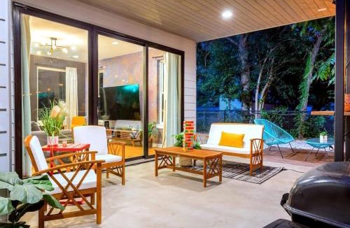 Govalle House | Massive 10BR Compound - 6 Min to Downtown Austin