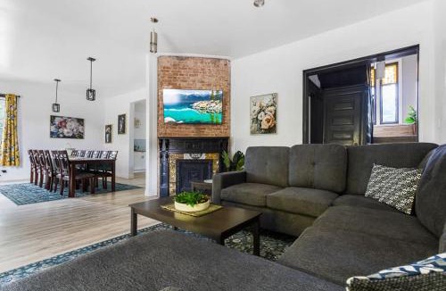 Niagara Falls House | Massive 11BR Home Ideal for Reunions