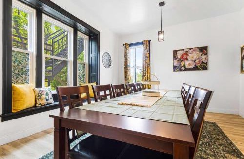 Niagara Falls House | Massive 11BR Home Ideal for Reunions