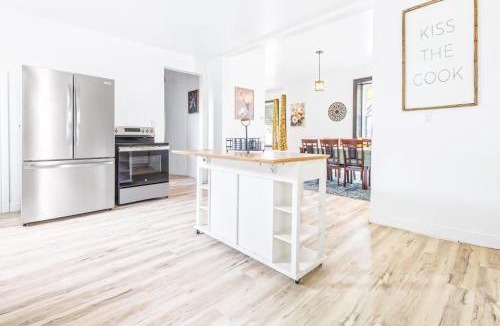 Niagara Falls House | Massive 11BR Home Ideal for Reunions