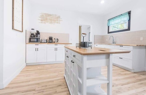 Niagara Falls House | Massive 11BR Home Ideal for Reunions