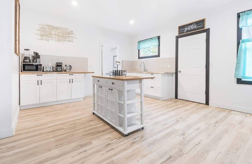 Niagara Falls House | Massive 11BR Home Ideal for Reunions