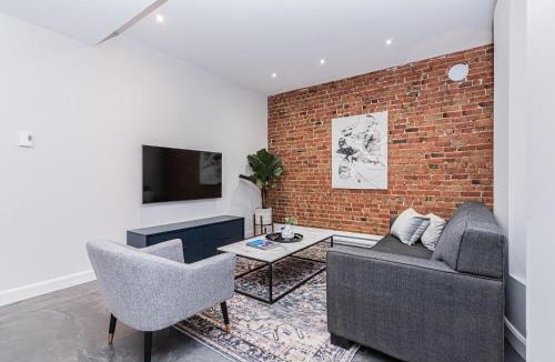 Plateau Mont Royal Apartment | Massive 3 bedroom apartment in the hearth of Le Plateau by DenStays