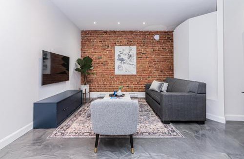Plateau Mont Royal Apartment | Massive 3 bedroom apartment in the hearth of Le Plateau by DenStays