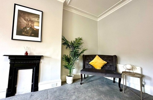 Westbourne Apartment | Massive 4 bedroom Duplex Apartment + Free Parking