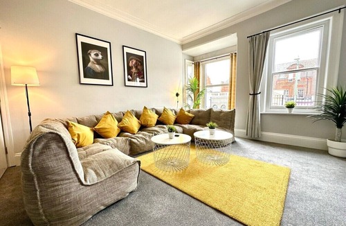 Westbourne Apartment | Massive 4 bedroom Duplex Apartment + Free Parking