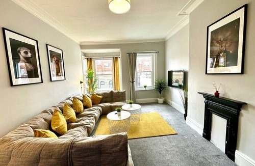 Westbourne Apartment | Massive 4 bedroom Duplex Apartment + Free Parking