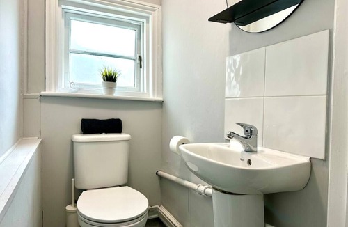 Westbourne Apartment | Massive 4 bedroom Duplex Apartment + Free Parking