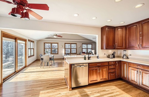 Kildeer House | Massive 5BR, 4-level 3k+sqft House, PokerRoom,PoolTable, Darts, Bowling,Grill