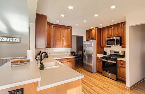 Kildeer House | Massive 5BR, 4-level 3k+sqft House, PokerRoom,PoolTable, Darts, Bowling,Grill
