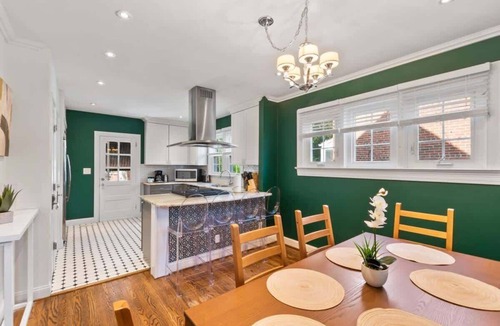 Del Ray Condo | Massive 5BR Historic CozySuites House