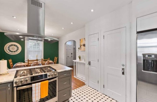 Del Ray Condo | Massive 5BR Historic CozySuites House