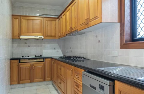 Macgregor House | Massive 6-Bed Luxurious Home with Free Parking